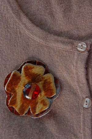 broche cuir et murano : cuir façonné croco vernis et cuir de vache poilé, façonné girafe, verre soufflé murano bicolore